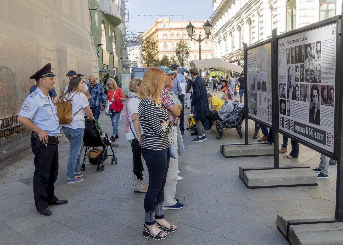 Мемориал - В Москве открыта уличная выставка о Расстрельном доме